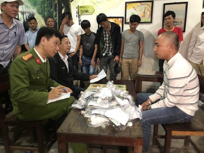 18 con bạc sát phạt nhau trong quán cà phê