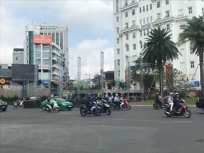 'To gan' dựng sân khấu chào mừng năm mới giữa QL1