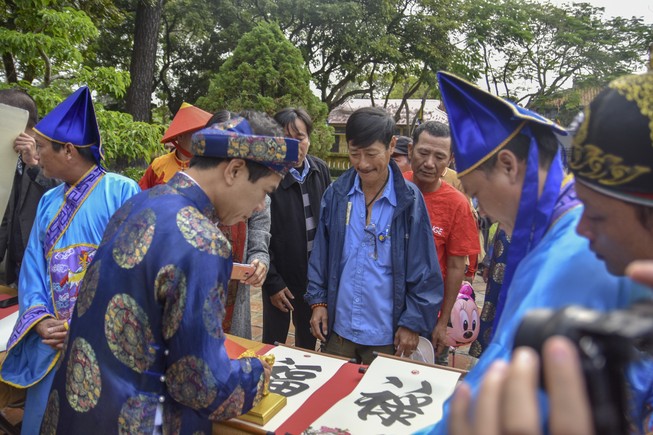 Du khách xếp hàng xin chữ đầu xuân ở Cố đô Huế