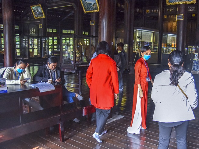 Huế: Nhân viên bảo tàng, du khách kín mít khẩu trang