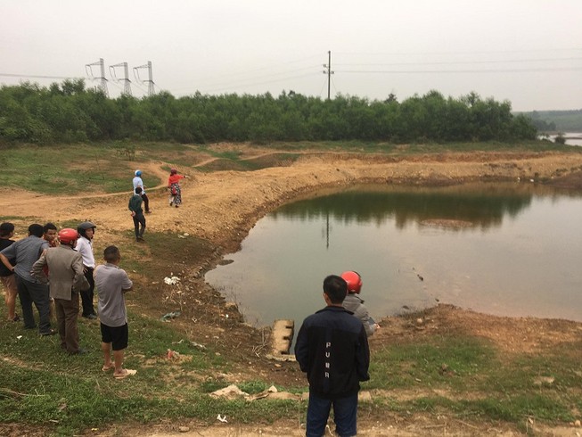 Trượt chân rơi xuống hồ, 2 học sinh tử vong