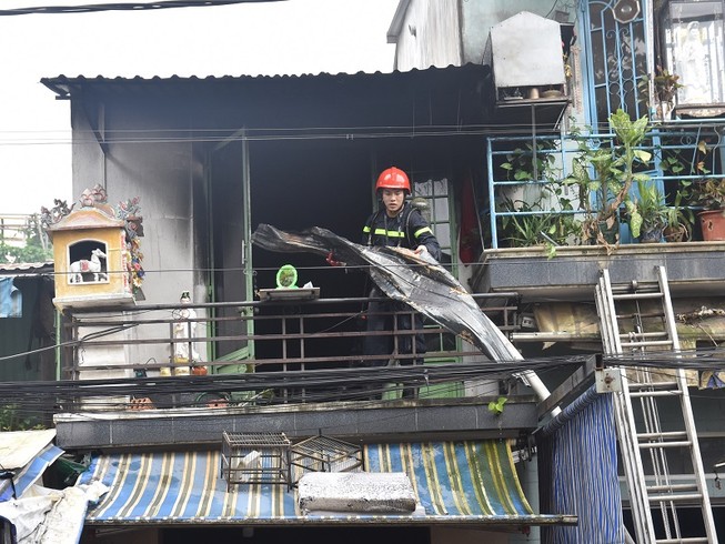 Cháy nhà 2 tầng ở Huế, 1 chiến sĩ bị thương