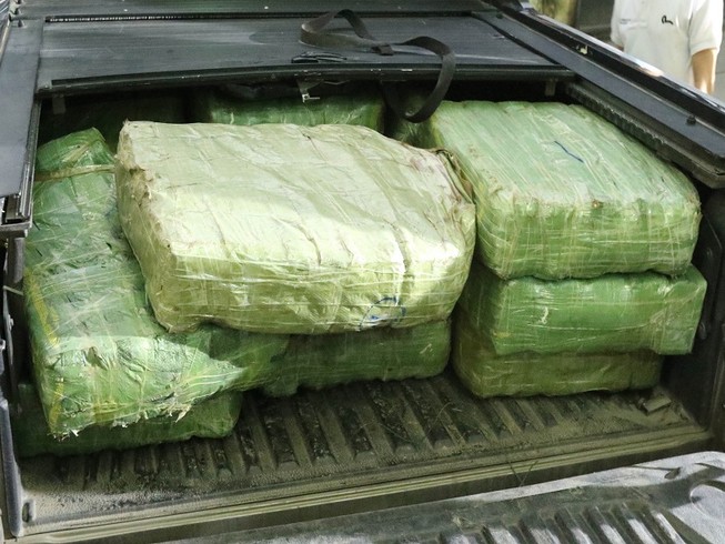 Quảng Bình bắt xe bán tải chở hơn 300 kg ma túy đá