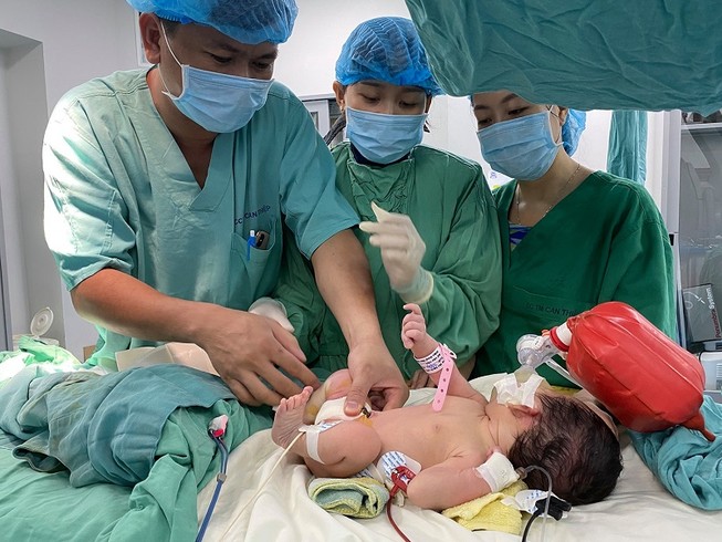 Hồi hộp ca nong van động mạch phổi cho bé 5 ngày tuổi