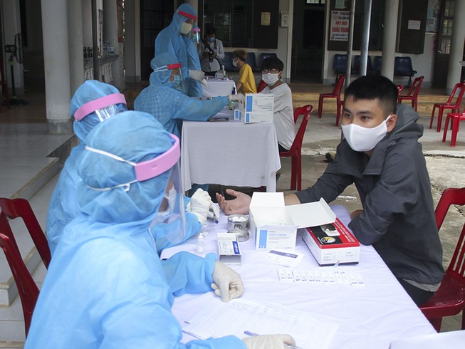 Quảng Trị: Xét nghiệm nhiều cán bộ, học sinh trước kỳ thi THPT
