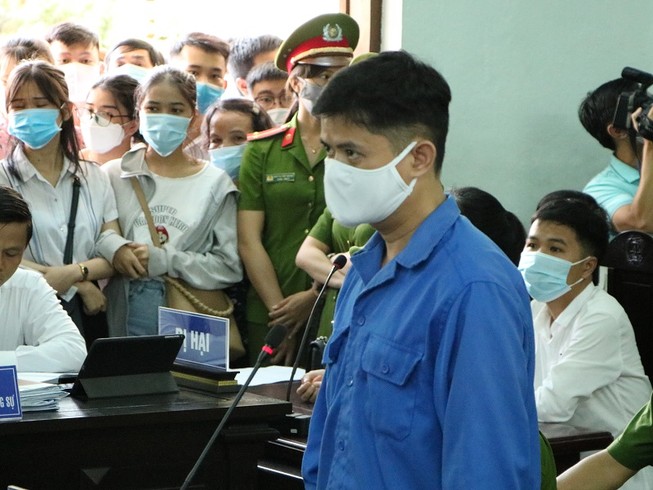 Bác sĩ bị cáo buộc hiếp dâm yêu cầu đổi kiểm sát viên