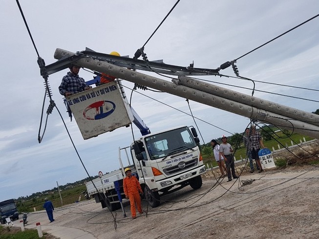 Điện lực Thừa Thiên – Huế nói về việc 272 cột điện bị gãy
