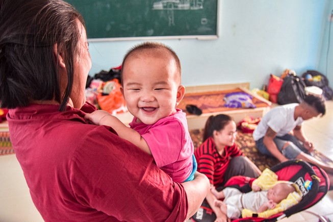 Mới 5 tháng tuổi đã 4 lần cùng mẹ chạy tránh bão, lũ