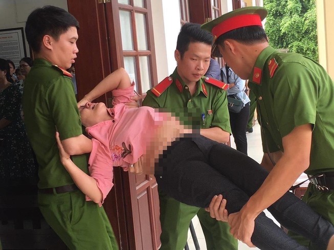 Nữ bị cáo ngất xỉu ngay sau khi tòa tuyên án