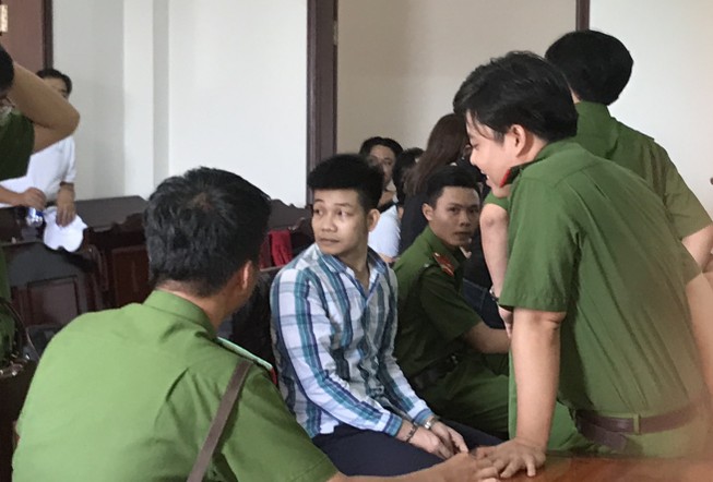 Sát hại đồng nghiệp vì nghi bỏ thuốc xổ vào ly nước mình