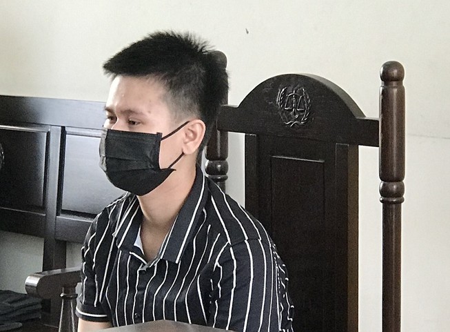 Dọa đăng ảnh khỏa thân để ép bé gái giao cấu