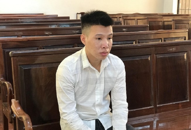 Bị công an kiểm tra, mang lựu đạn ra hù dọa