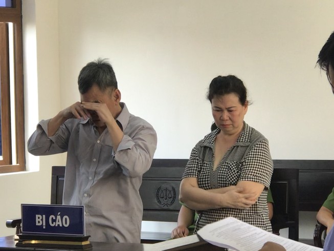 Làm “người vận chuyển”, hai vợ chồng già khóc hối hận tại tòa
