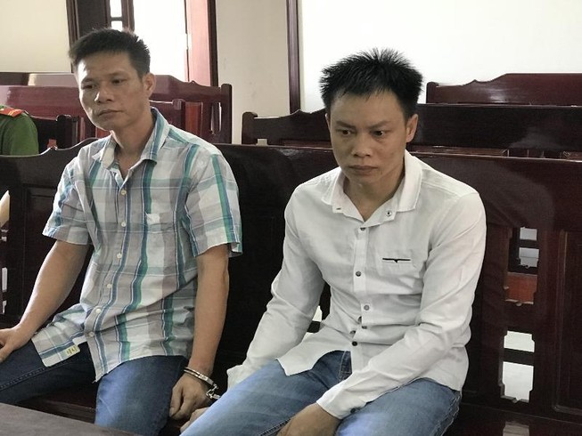 Kế hoạch bất thành, đôi bạn nắm tay nhau vào tù