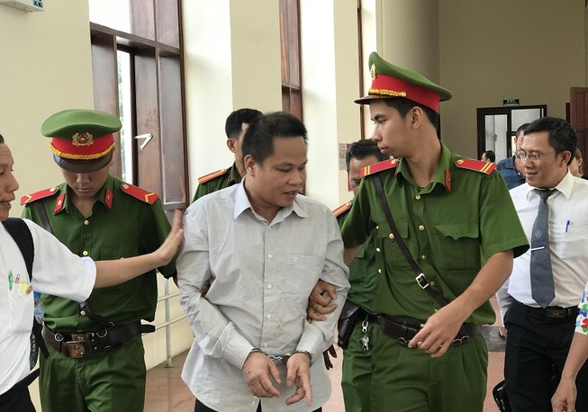 Hoãn xử vụ giết người ở vườn mãng cầu vì vắng điều tra viên
