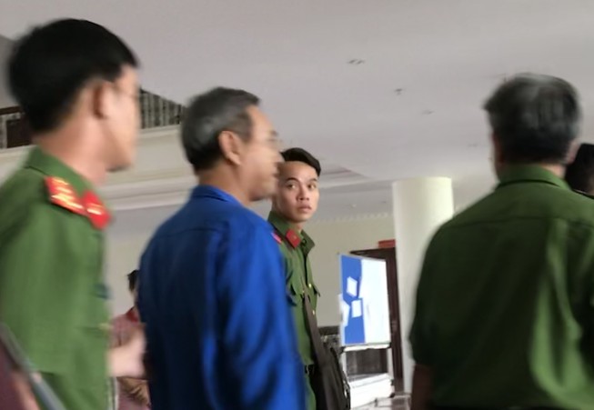 Hoãn xử vụ cựu hiệu trưởng tham ô hàng tỉ đồng