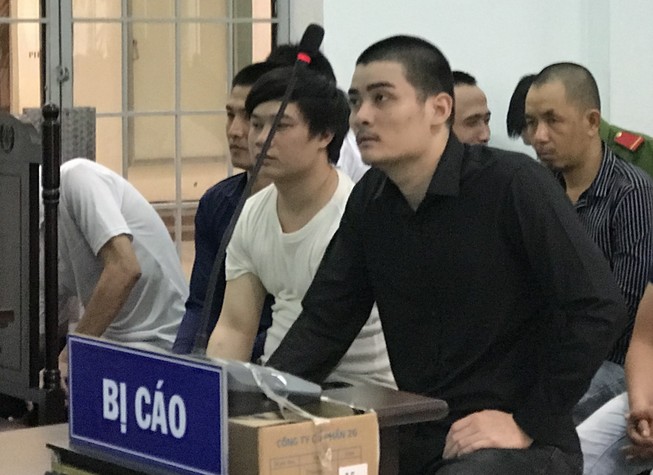 Đập phá xe buýt, thanh niên trả giá 12 tháng tù