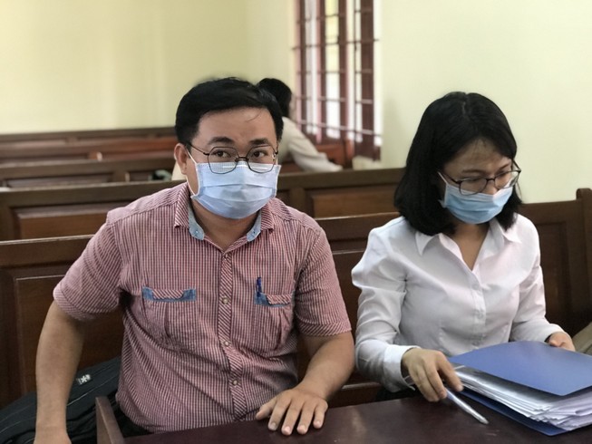 Thầy cho trò diễn 'cảnh nóng': Tòa đình chỉ xét xử