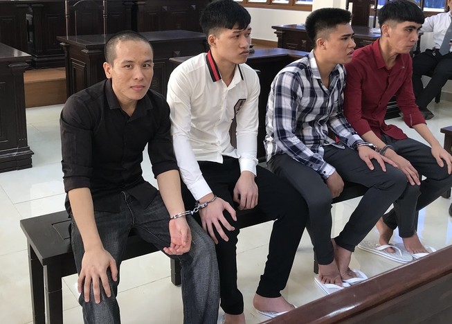 Án mạng từ việc chiếu đèn pha xe máy