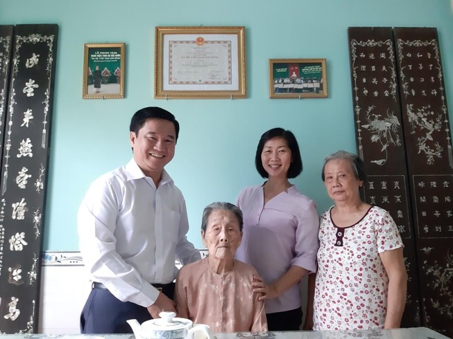 Lãnh đạo TP.HCM thăm mẹ VNAH và thương binh