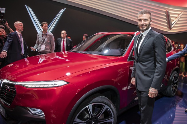 Chùm ảnh David Beckham tạo dáng bên ô tô VinFast