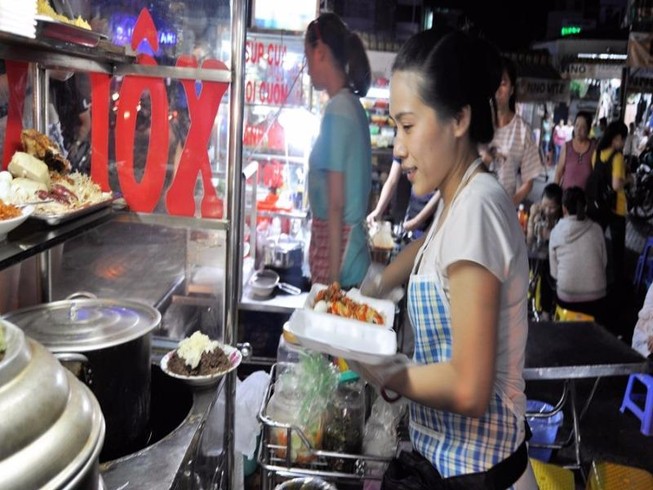 Chuyện lạ: Người bán bưng ‘lên đời’ vì dẹp vỉa hè