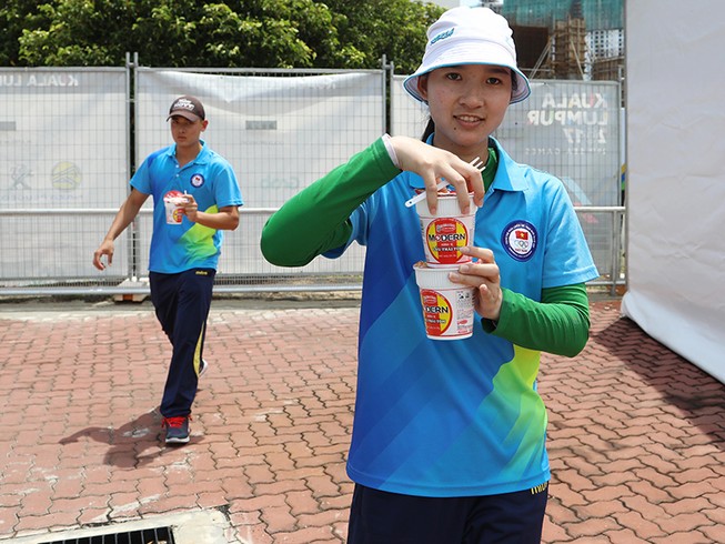 Cung thủ Việt Nam ăn mì ly chờ thi đấu SEA Games
