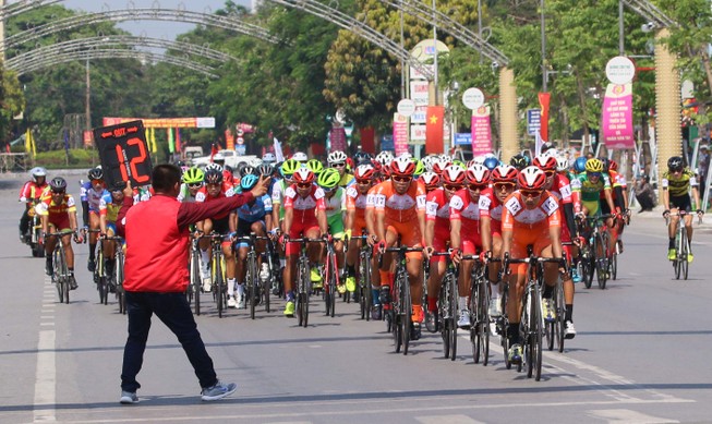 Tuột dây sên, Lê Nguyệt Minh trắng tay điểm áo xanh