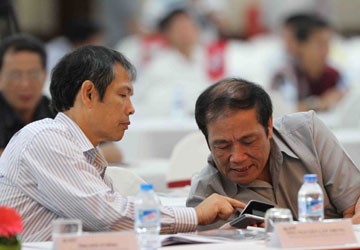 Vấn đề của bóng đá Việt Nam: Lắm thầy…