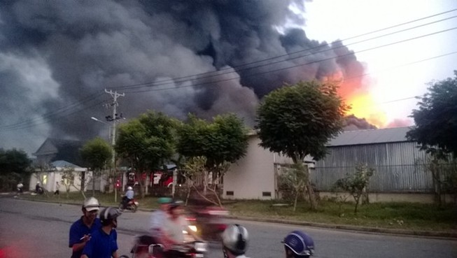 Cháy dữ dội sau tiếng nổ lớn ở Tây Ninh