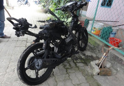 Xe máy ngã rồi bốc cháy trơ khung