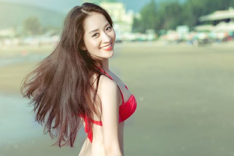Khánh Thi hút mắt với bikini đỏ