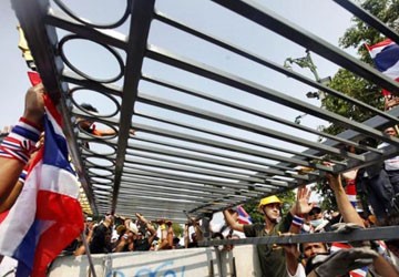 Phe biểu tình muốn thủ tướng từ chức