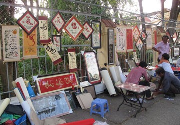 Phố ông đồ Sài Gòn bị đổi “sắc”