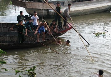 Cần Thơ: Chợ sụp xuống sông, 2 người mất tích