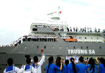 Tàu chở hàng tết ra Trường Sa