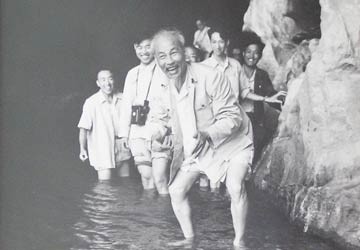 Hồ Chí Minh, chân dung độc đáo của dân tộc