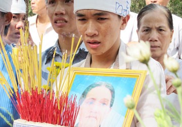 Viết tiếp bài “chết để con được học”: Lẽ ra người mẹ ấy không chết