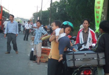 Buồn vui công nhân ăn tết xa quê