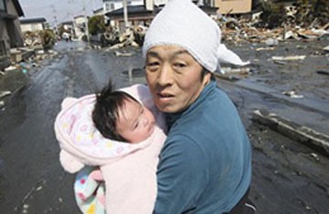 Cô bé 4 tháng tuổi sống sót sau khi bị vùi trong đất
