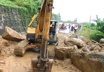 Miền Trung: Lũ các sông lên nhanh, đã có 13 người chết