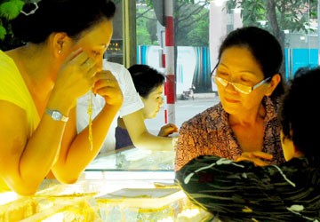 Sốt vàng nhẫn “đóng gói”