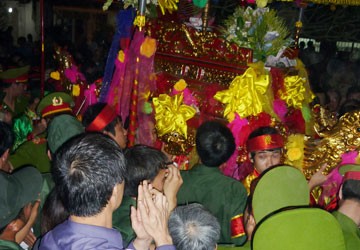 Đi lễ hội để cầu may và cầu lợi?