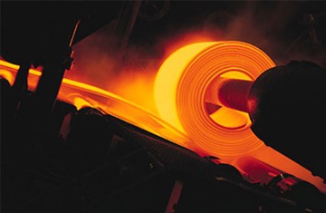 Thép nội hạ giá giữa mùa cao điểm