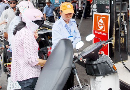 Tăng giá xăng lúc này là đổ dầu vào lửa!