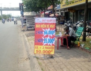 Bảo hiểm xe máy bán ở vỉa hè