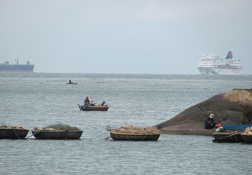 Ngư dân “bẫy” tàu nước ngoài