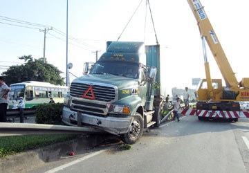 Hai vụ tai nạn xe container trên xa lộ Hà Nội