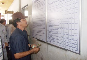 Thu phí đường bộ: Ngày đầu chưa suôn sẻ