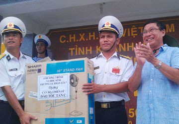 Hơn 5 tỉ đồng quà tặng quân, dân Trường Sa và nhà giàn DK1